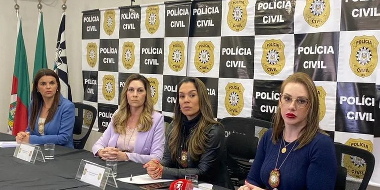 Da esquerda p/direita: delegadas Waleska Alvarenga, Adriana Regina da Costa, Tatiana Bastos e Fernanda Hablich | Foto: Marcel Horowitz / CP