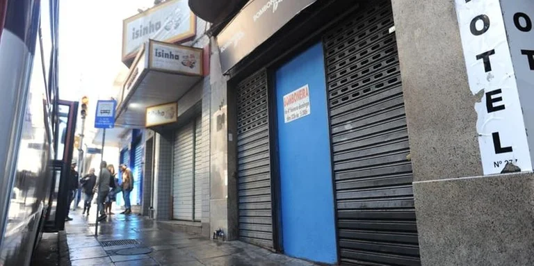 Ataque a tiros ocorreu em frente a uma casa noturna no Centro Histórico de Porto Alegre | Foto: Camila Cunha