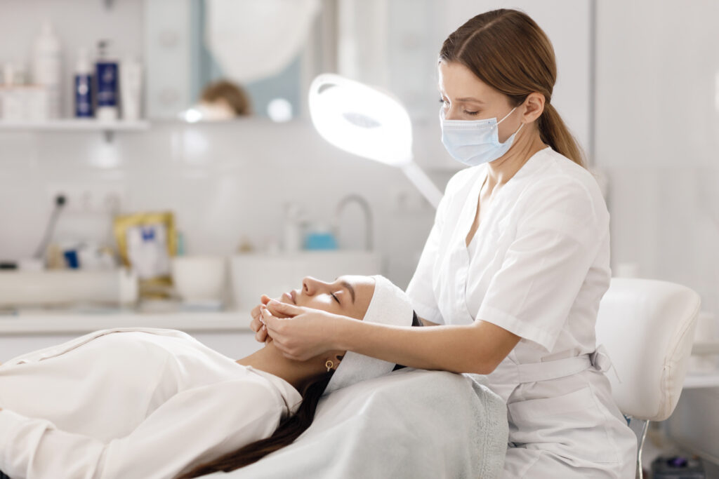 A imagem atual não possui texto alternativo. O nome do arquivo é: medico-de-cosmetologia-e-paciente-scaled.jpg