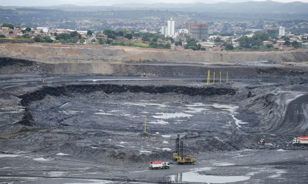 A imagem atual não possui texto alternativo. O nome do arquivo é: Mineradora.webp