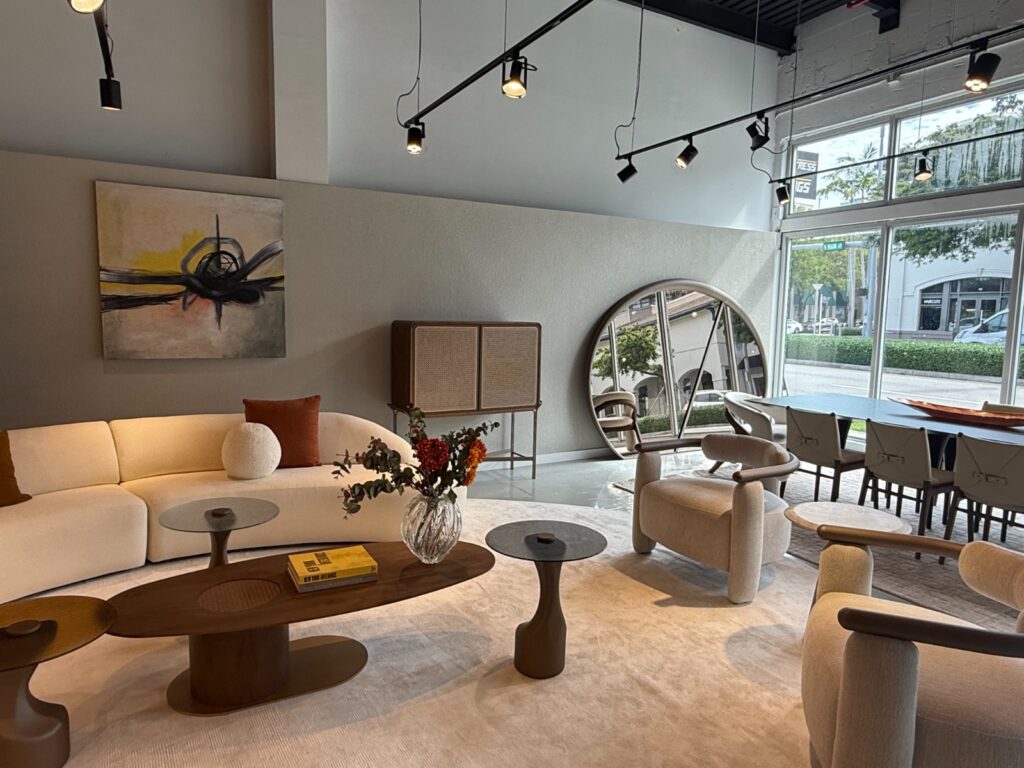 A imagem atual não possui texto alternativo. O nome do arquivo é: Uultis-Flagship-Store-EUA-2.jpeg