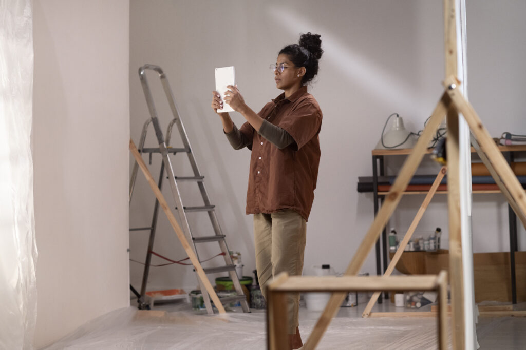 A imagem atual não possui texto alternativo. O nome do arquivo é: cenografo-no-trabalho-dentro-de-casa-scaled.jpg