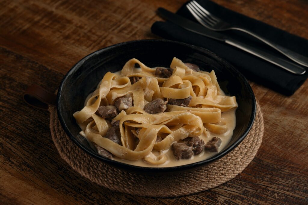 A imagem atual não possui texto alternativo. O nome do arquivo é: Fettuccine-ao-molho-de-nata-com-cubos-de-file-mignon.jpeg