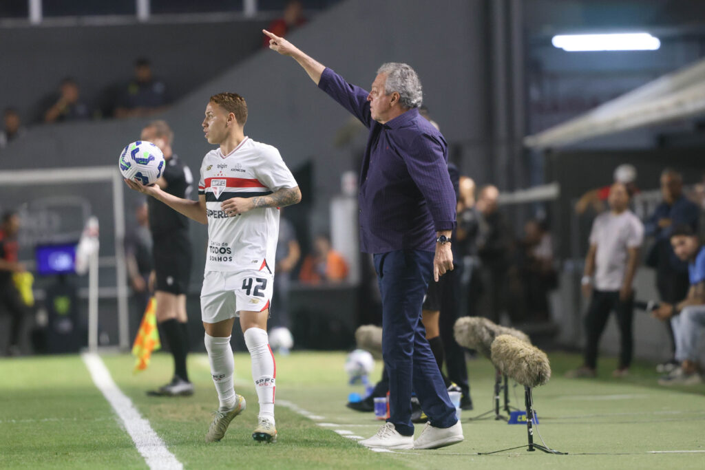 Abel Braga gesticula durante derrota do Inter para o São Paulo. (Foto: Ricardo Duarte/SC Internacional)