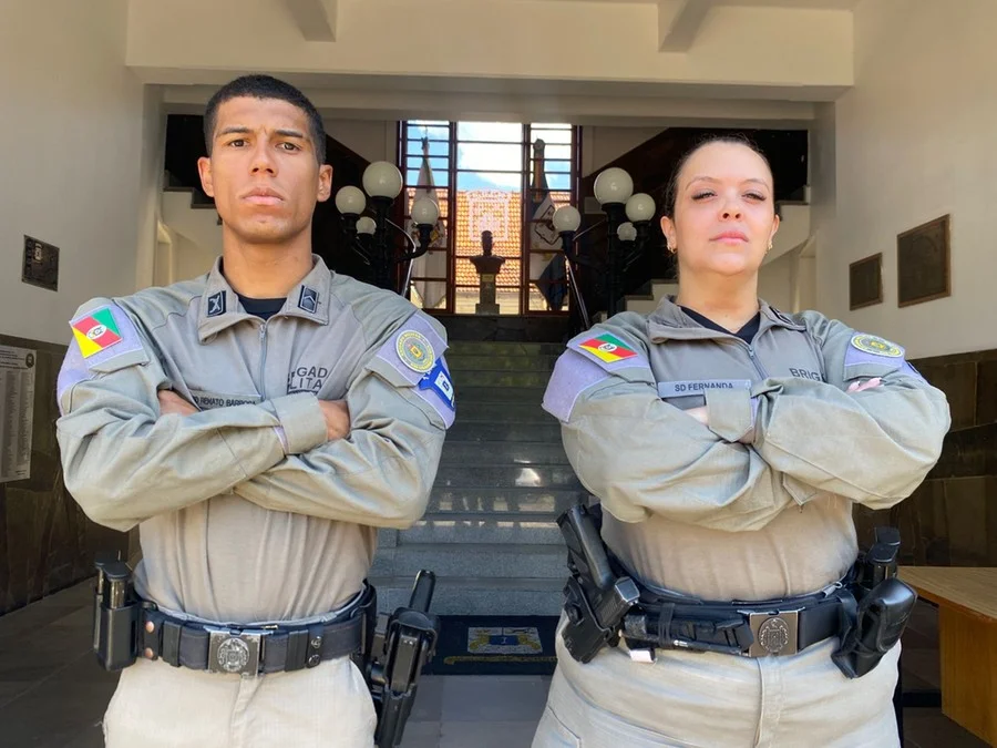 Soldados do 1º Batalhão de Polícia Militar (BPM), Renato Barbosa e Fernanda Mattos. Foto : Marcel Horowitz