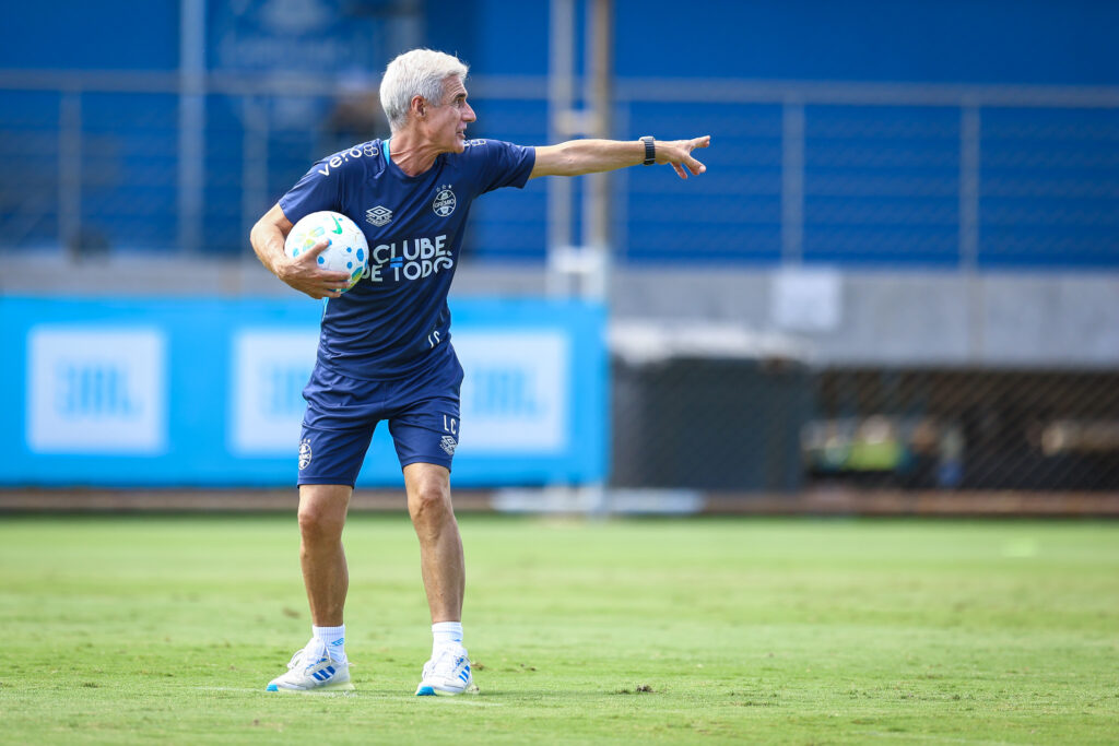 Luís Castro em treinamento do Grêmio. (Foto: Lucas Uebel/Grêmio FBPA)