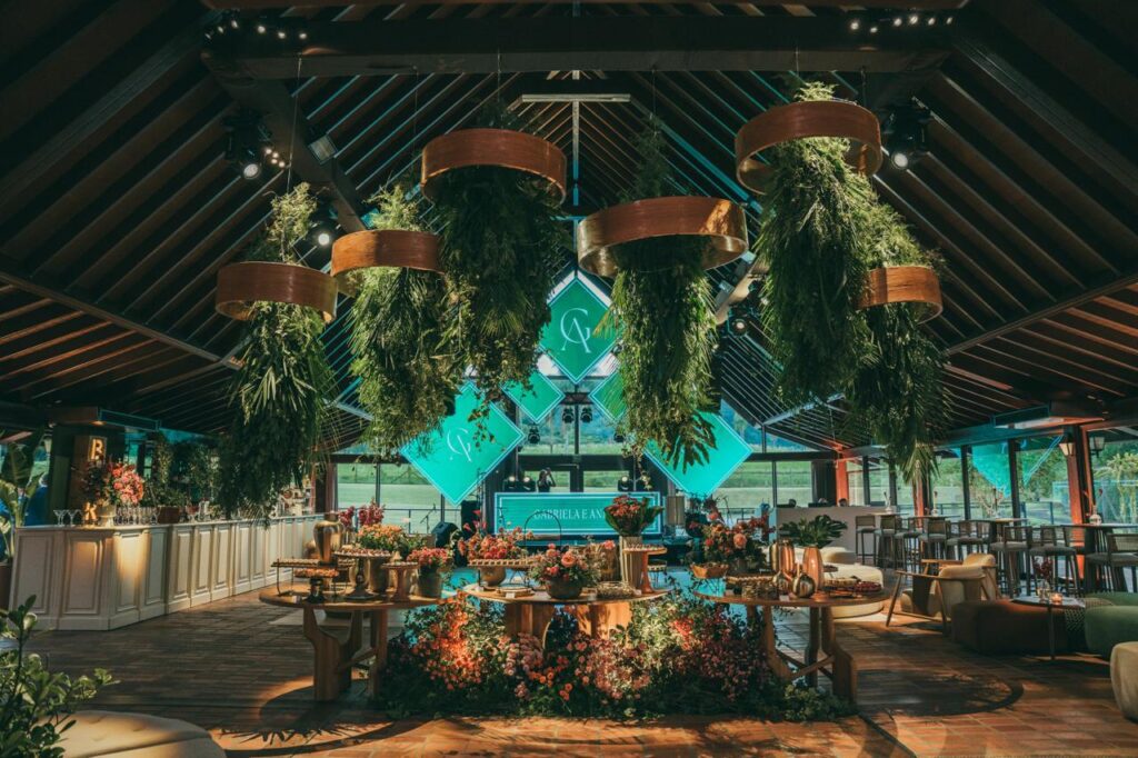 A imagem atual não possui texto alternativo. O nome do arquivo é: Ambientacao-no-salao-de-eventos-em-Blumendorf.jpeg