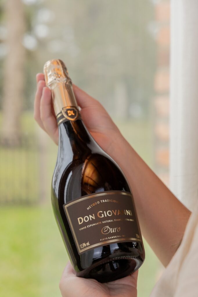 A imagem atual não possui texto alternativo. O nome do arquivo é: Espumante-Ouro-Extra-Brut-DG-escolhido-o-espumante-do-ano-pela-Brazil-2026-Special-Report-credito-MKT-DG-.jpg-scaled.jpeg