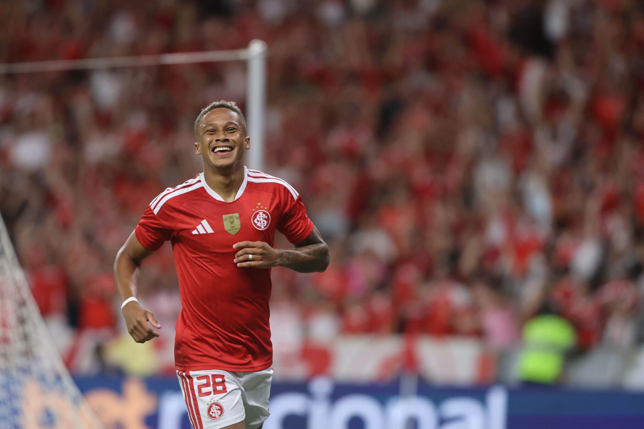Internacional acerta novo contrato e define permanência de Vitinho ...
