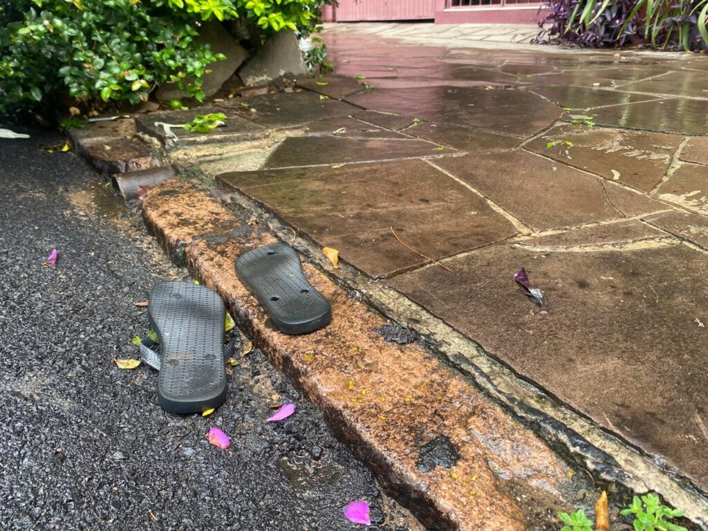 Chinelos de vítima ficaram no local do crime. FOTO: Marcel Horowitz