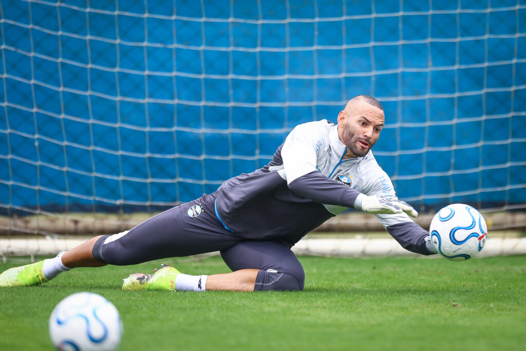 Weverton em treinamento do Grêmio. (Foto: Lucas Uebel/Grêmio FBPA)