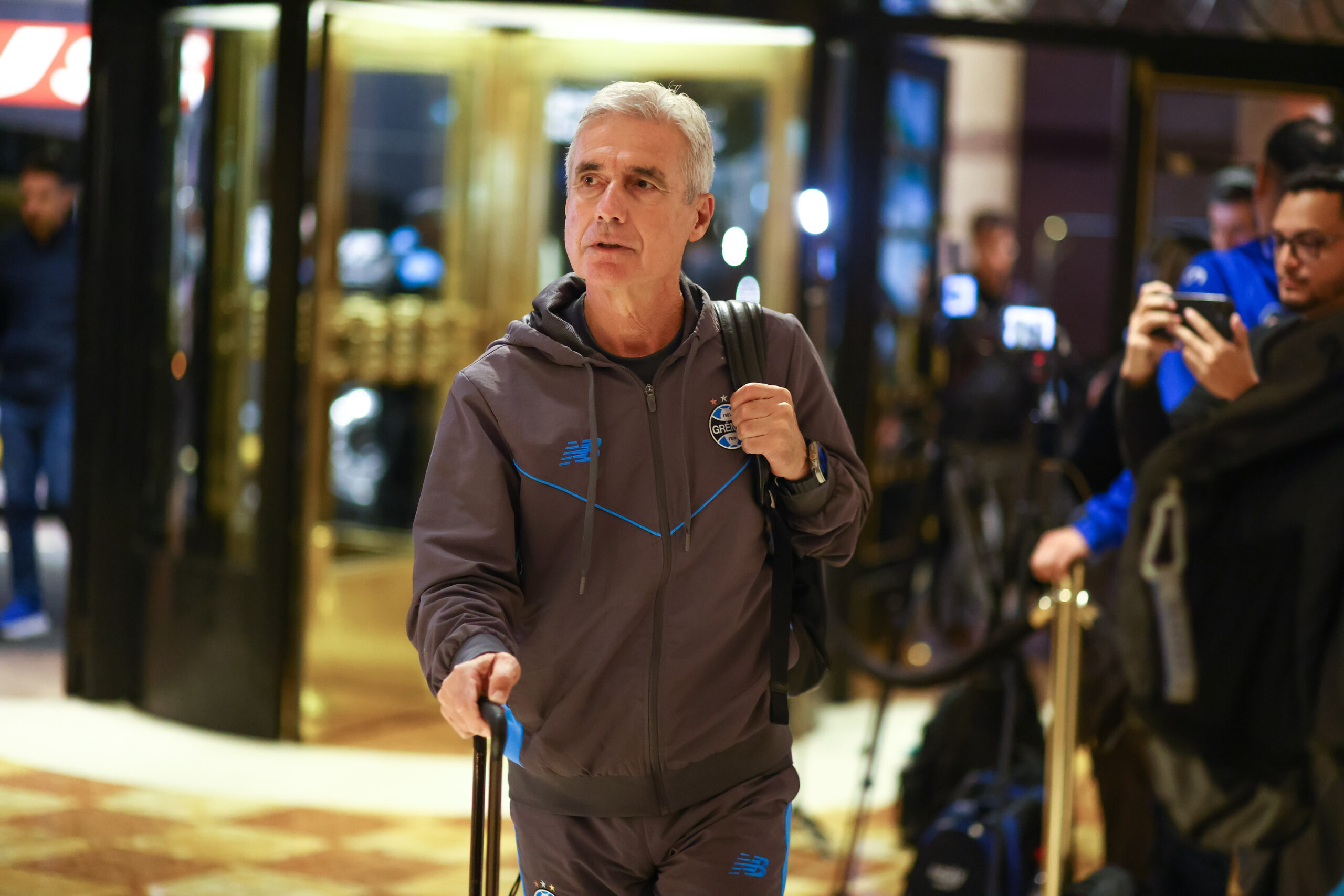 Luís Castro na chegada da delegação do Grêmio ao hotel em Buenos Aires. Foto: Lucas Uebel/Grêmio FBPA