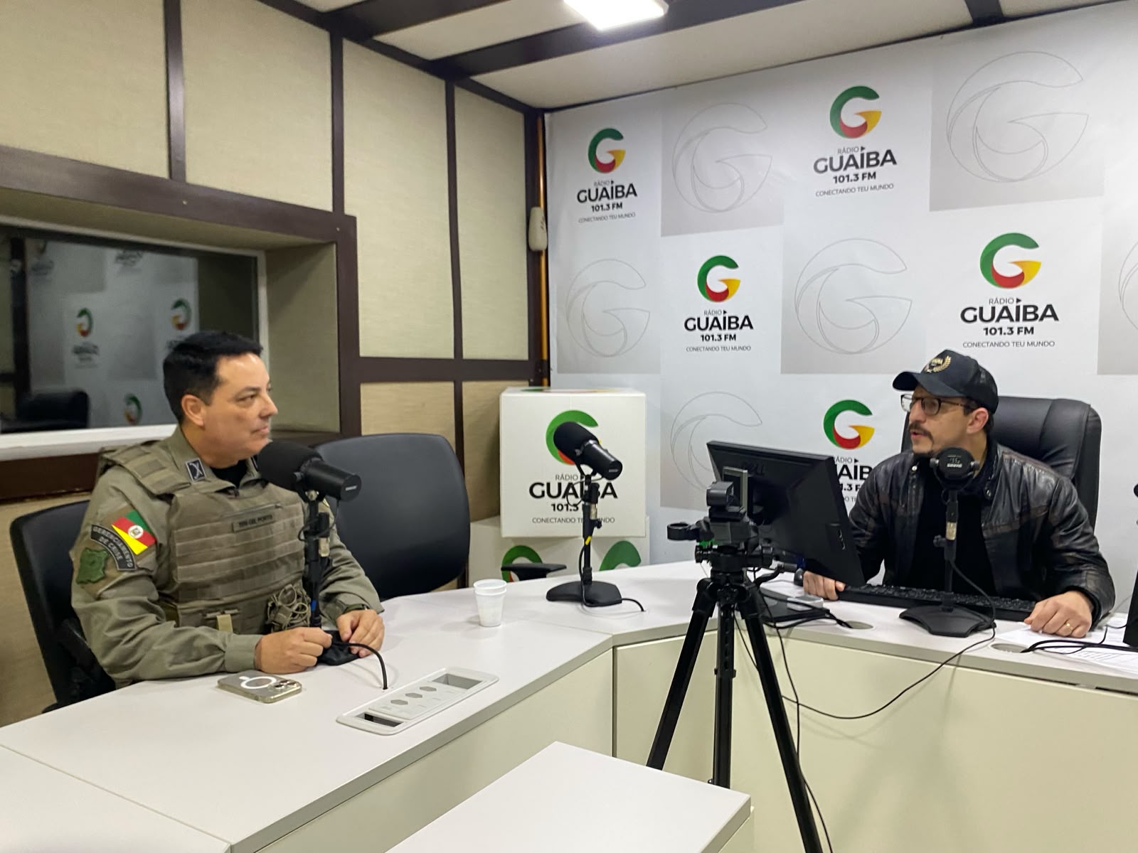 Tenente-coronel Luciano Porto e jornalista Marcel Horowitz, no programa Conexão - Foto: Ruan Vianna / Rádio Guaíba