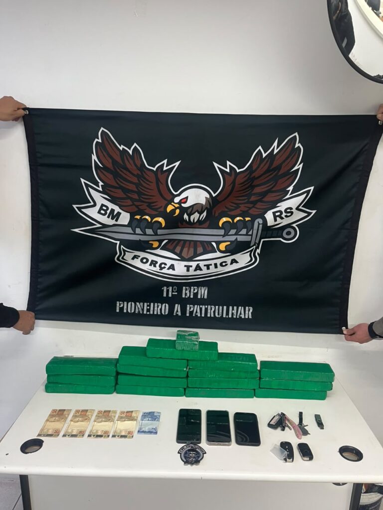 Guarnição da 4ª Cia do 11º BPM apreendeu mais de dez quilos de maconha e prendeu quatro criminosos em Porto Alegre - Foto: Divulgação / BM