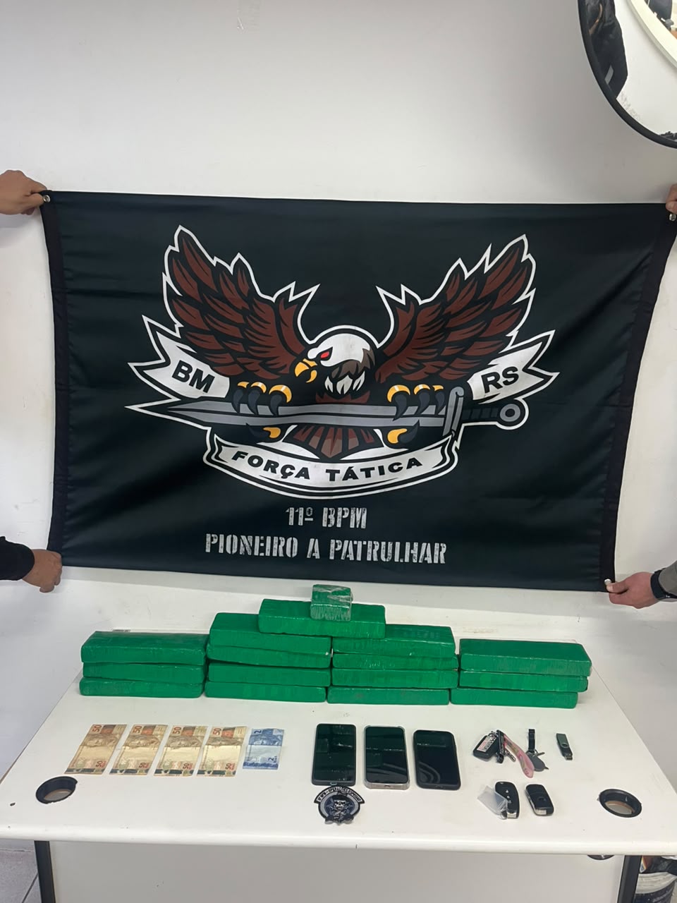 Guarnição da 4ª Cia do 11º BPM apreendeu mais de dez quilos de maconha e prendeu quatro criminosos em Porto Alegre - Foto: Divulgação / BM