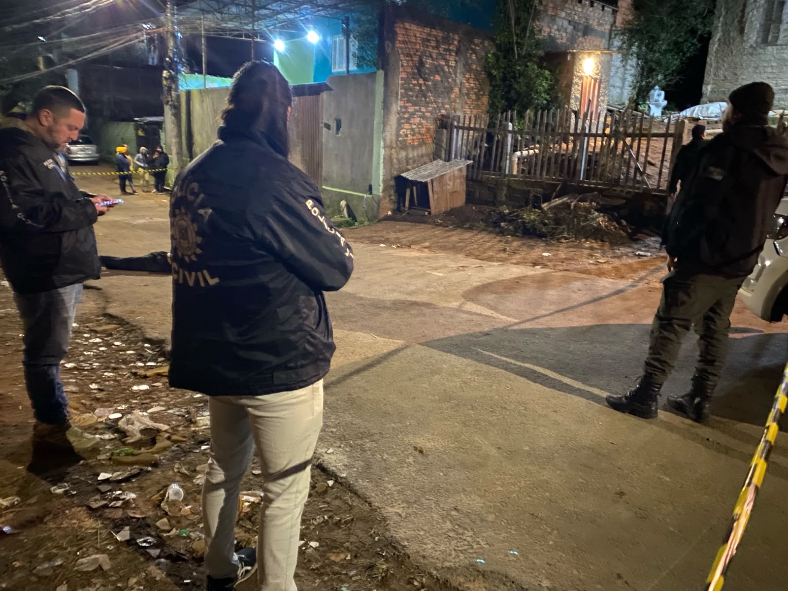 Homem foi assassinado com tiros e pedradas na zona leste de Porto Alegre - Foto: Marcel Horowitz