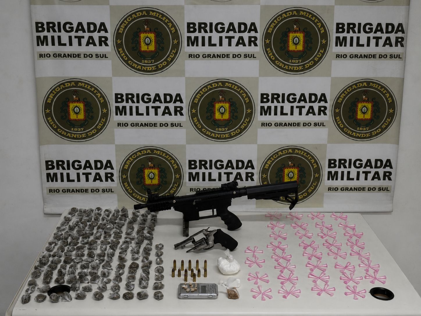 Armamento de grosso calibre foi apreendido em ação do 1º Batalhão de Polícia de Choque (BPChq) na zona norte de Porto Alegre - Foto: BM