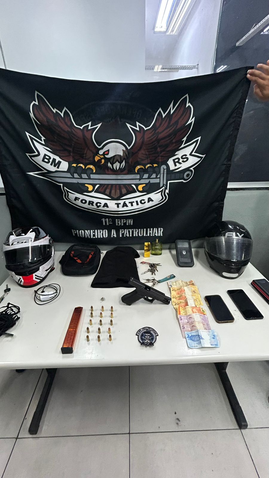 Policiais do 11º BPM prenderam assassino da facção Anti-Bala, em Porto Alegre - Foto: BM