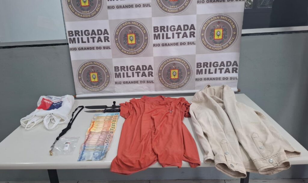 Dinheiro, celular, facas e roupas, apreendidos com suspeito de assaltar farmácias em Porto Alegre - Foto: Arquivo Pessoal / Marcel Horowitz 