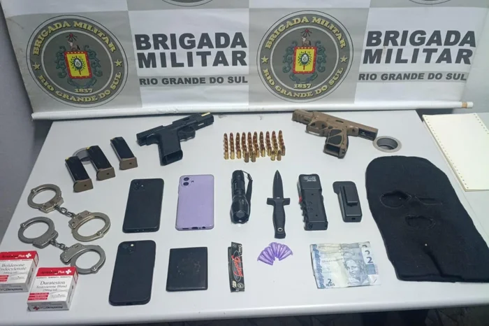 Apreensões após prisão de guarda municipal e policiais civil suspeitos de extorsão - Foto: BM