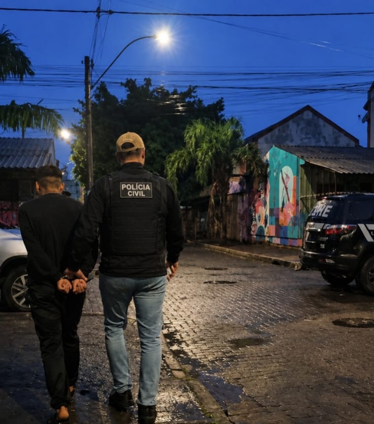 Agente da DRV prende criminoso na Vila dos Papeleiros, em Porto Alegre - Foto: PCRS