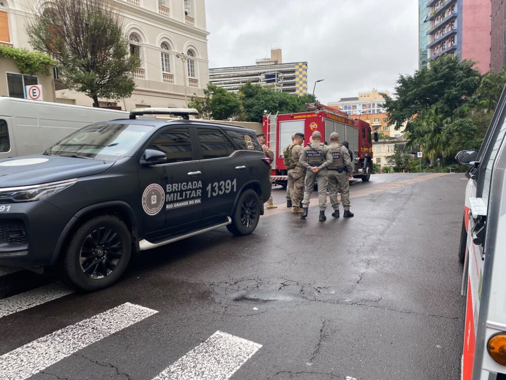 Detonação de objeto suspeito mobiliza BM no Centro Histórico de Porto Alegre - Foto: Marcel Horowitz / Rádio Guaíba 