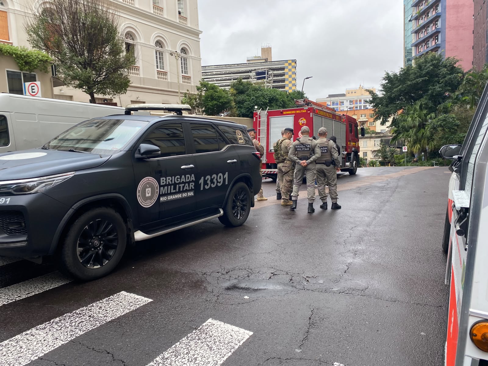 Detonação de objeto suspeito mobiliza BM no Centro Histórico de Porto Alegre - Foto: Marcel Horowitz / Rádio Guaíba