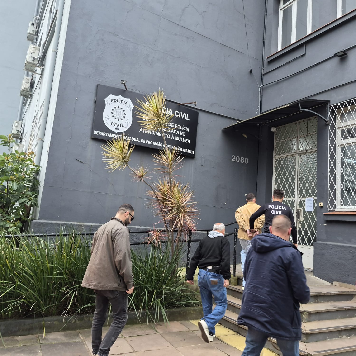Agentes da 1ª Deam prendem suspeito de importunação sexual - Foto: PCRS