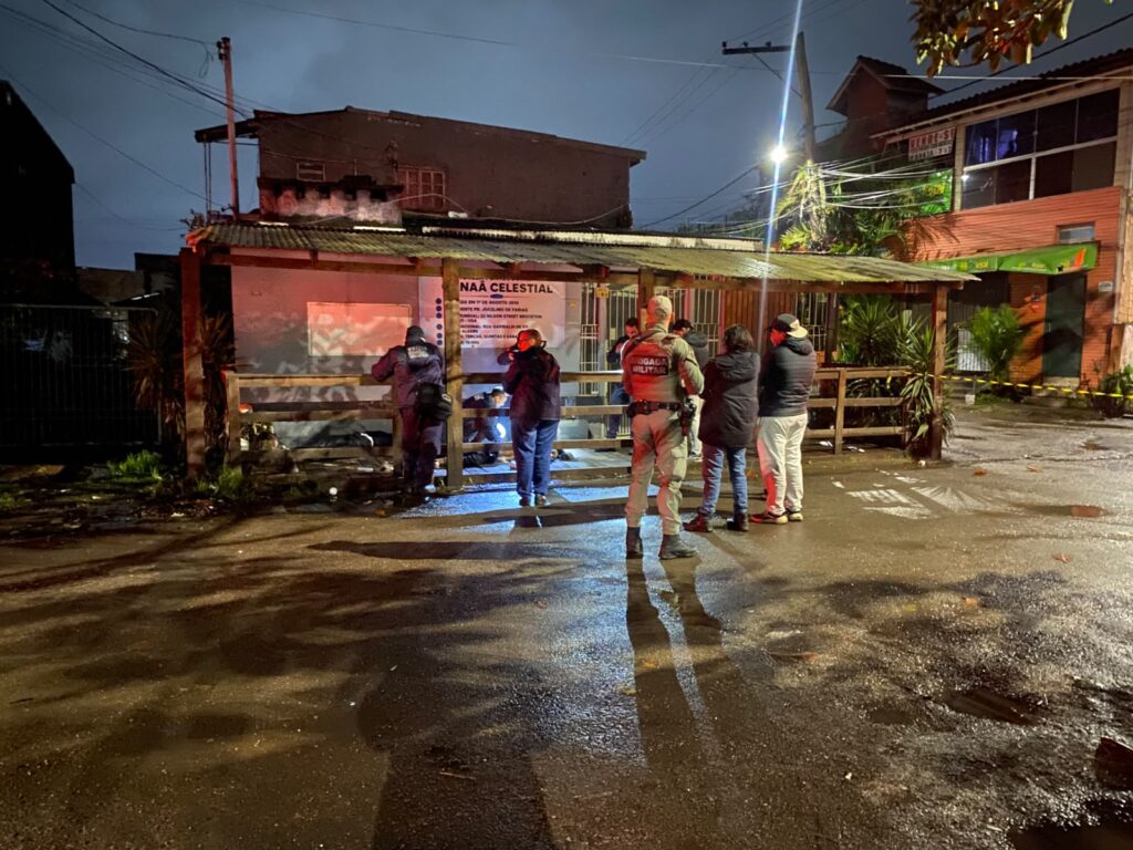 Duplo homicídio na Vila São Borja teve ao menos 20 tiros disparados - Foto: Marcel Horowitz / Rádio Guaíba