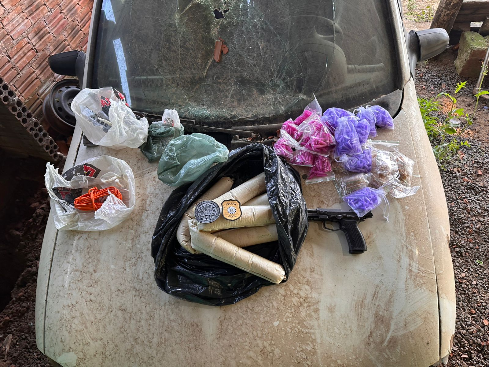 Agentes da Decap localizam explosivo, drogas e arma em Portão - Foto: PCRS