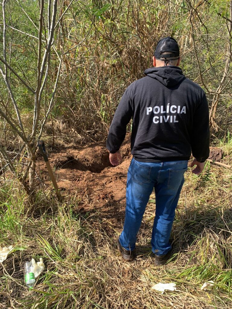 Corpo de mulher é desenterrado de cova, em Taquara - FOTO: PCRS 