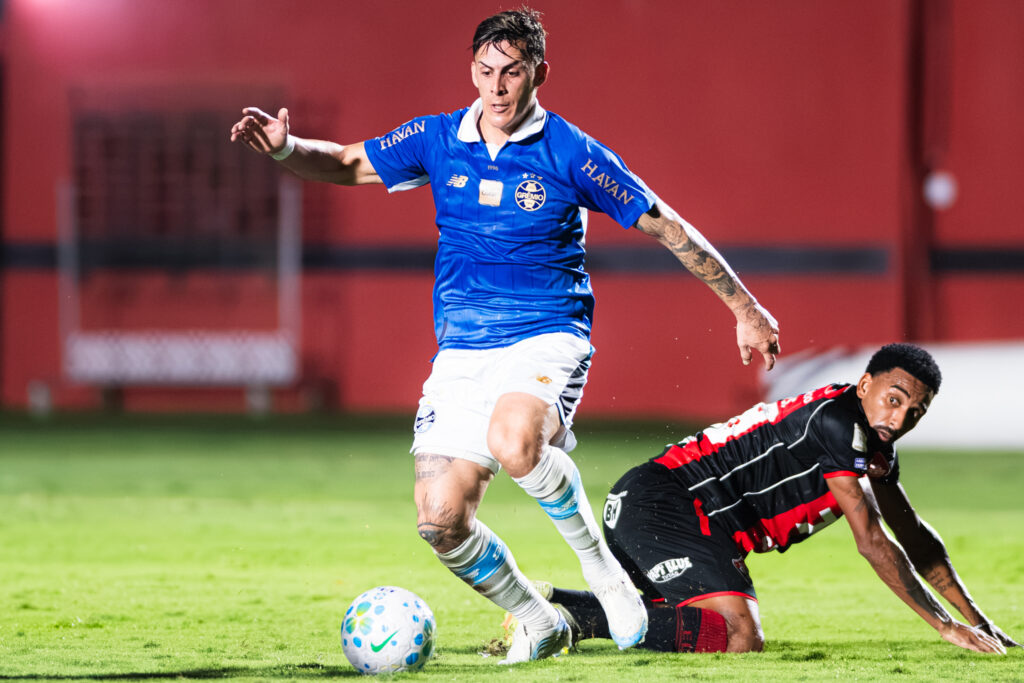 Pavón em ação no jogo do Grêmio contra o Vitória. (Foto: Lucas Uebel/Grêmio FBPA)