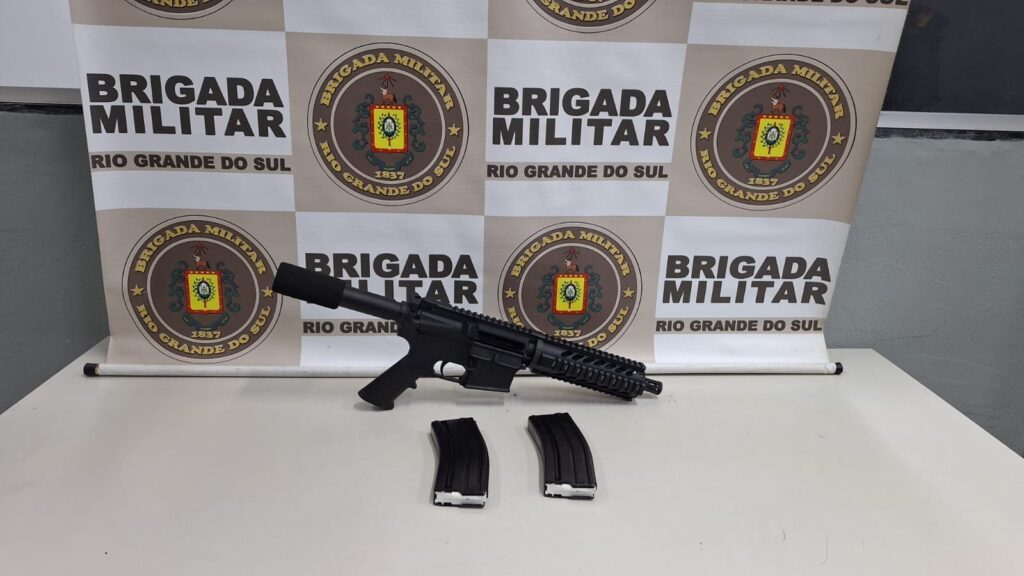 Força Tática do 11º BPM apreende fuzil da facção Bala na Cara - Foto: BM