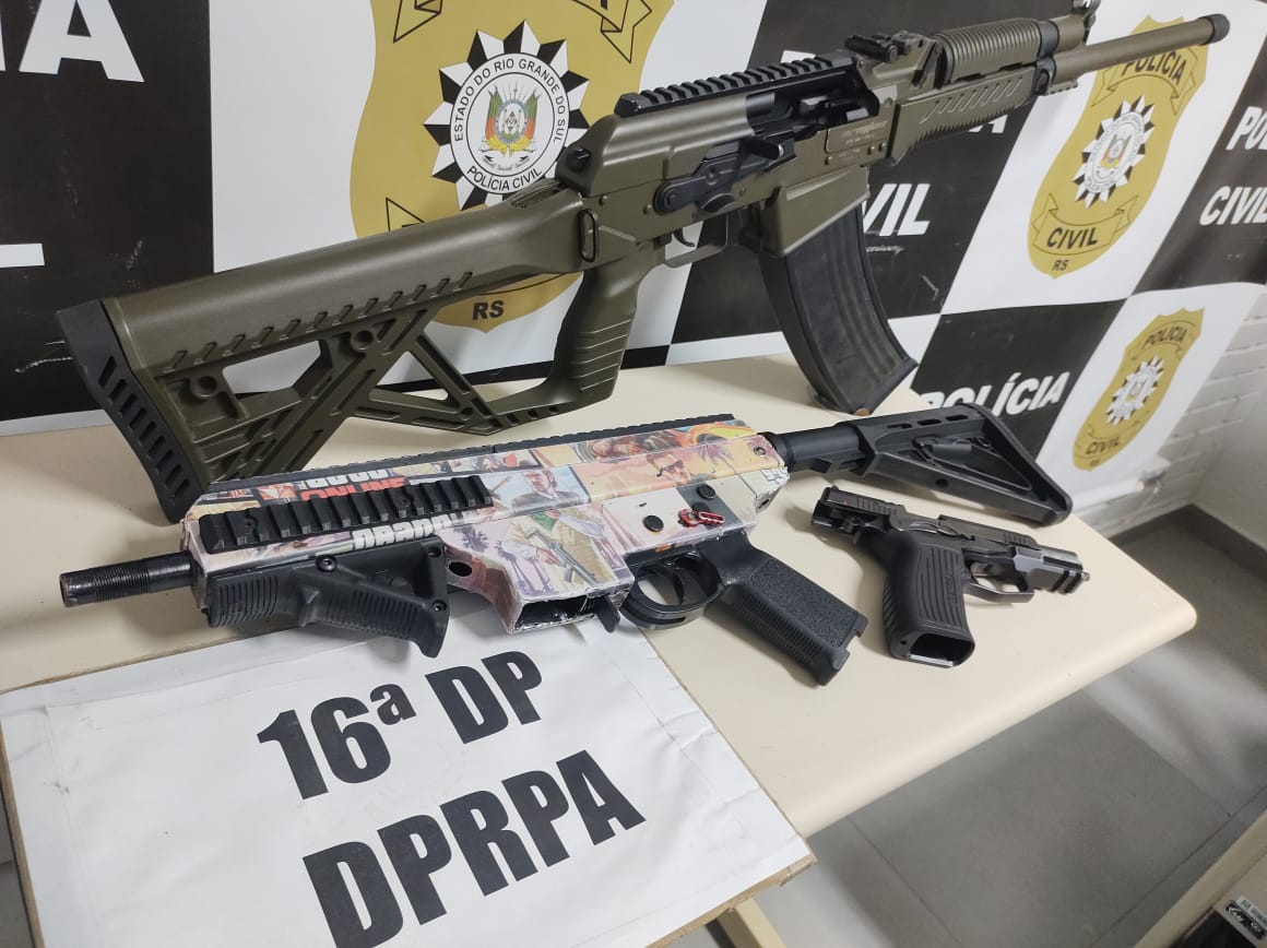 Agentes da 16ª DP recolhem armamento do grupo Os Mariana, em Porto Alegre - Foto: PCRS
