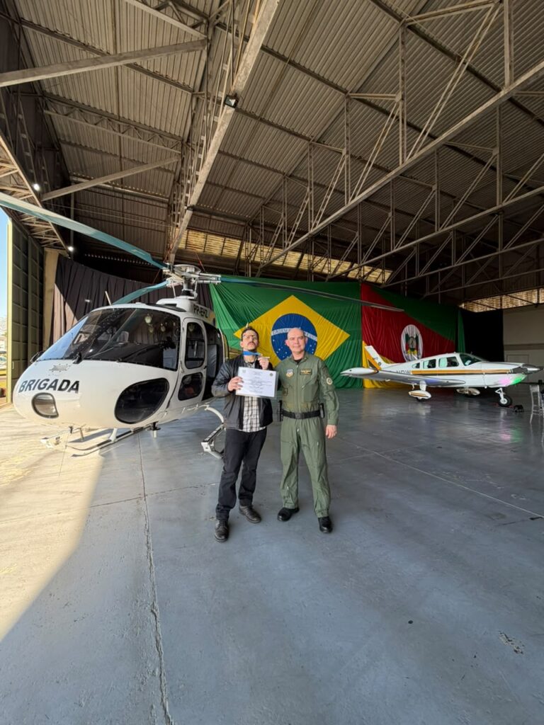 Repórter Marcel Horowitz e tenente-coronel Diego Klein Penha - Foto: major João Marcelo Gonçalves/ BAvBM