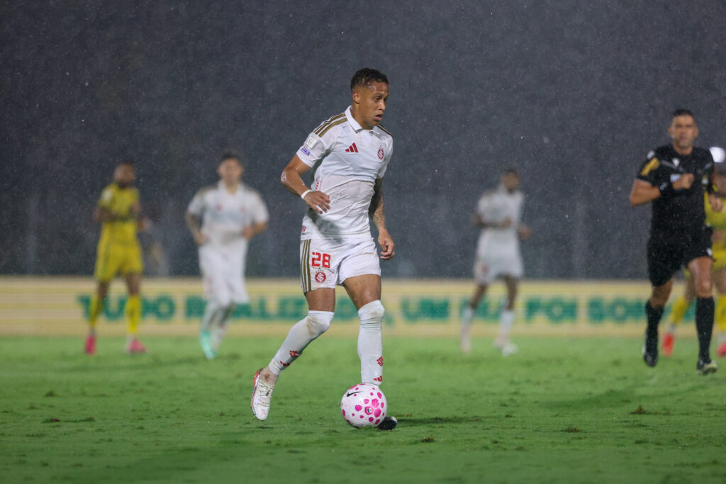 Vitinho é um dos jogadores que receberam o terceiro cartão amarelo diante do Mirassol. (Foto: Ricardo Duarte/SC Internacional)