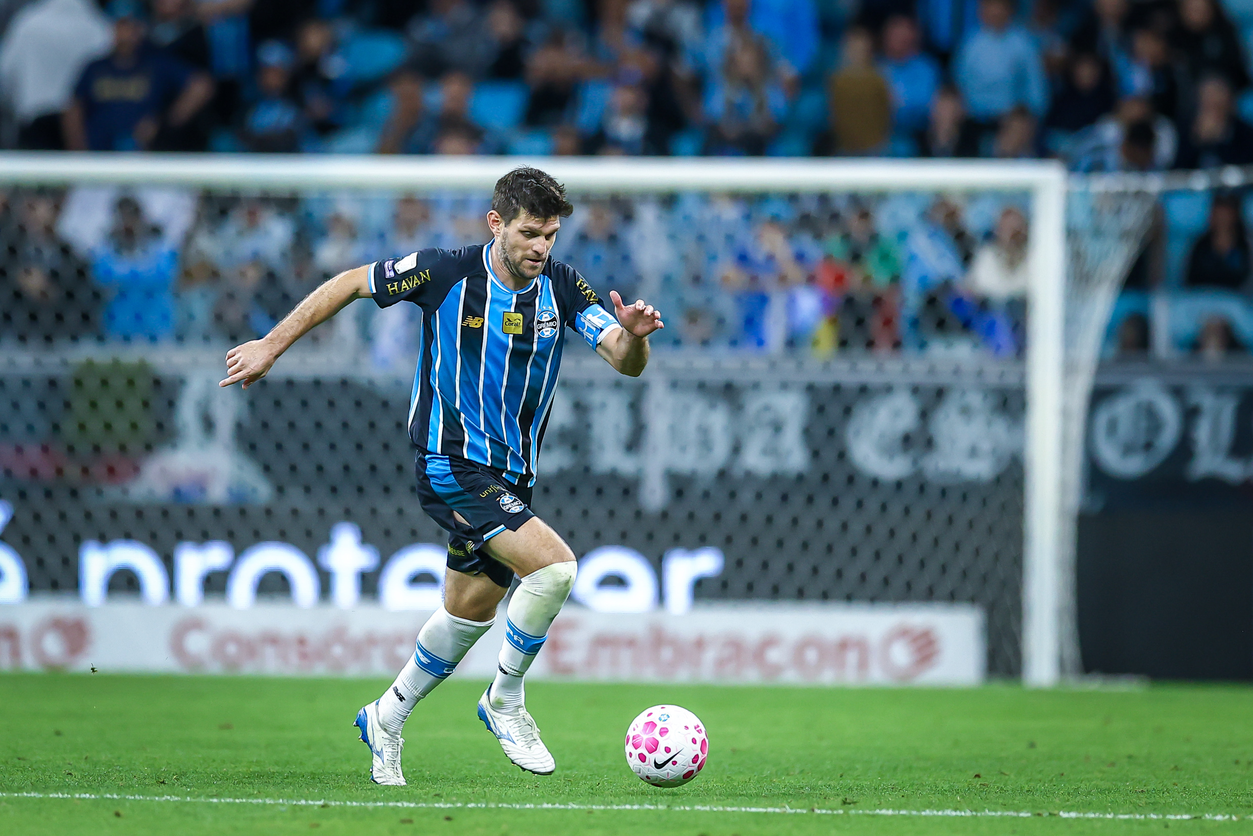 Kannemann com a bola em jogo do Grêmio. (Foto: Lucas Uebel/Grêmio FBPA)