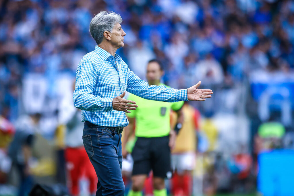Renato Portaluppi orienta o Grêmio no Gre-Nal 455. (Foto: Lucas Uebel/Grêmio FBPA)