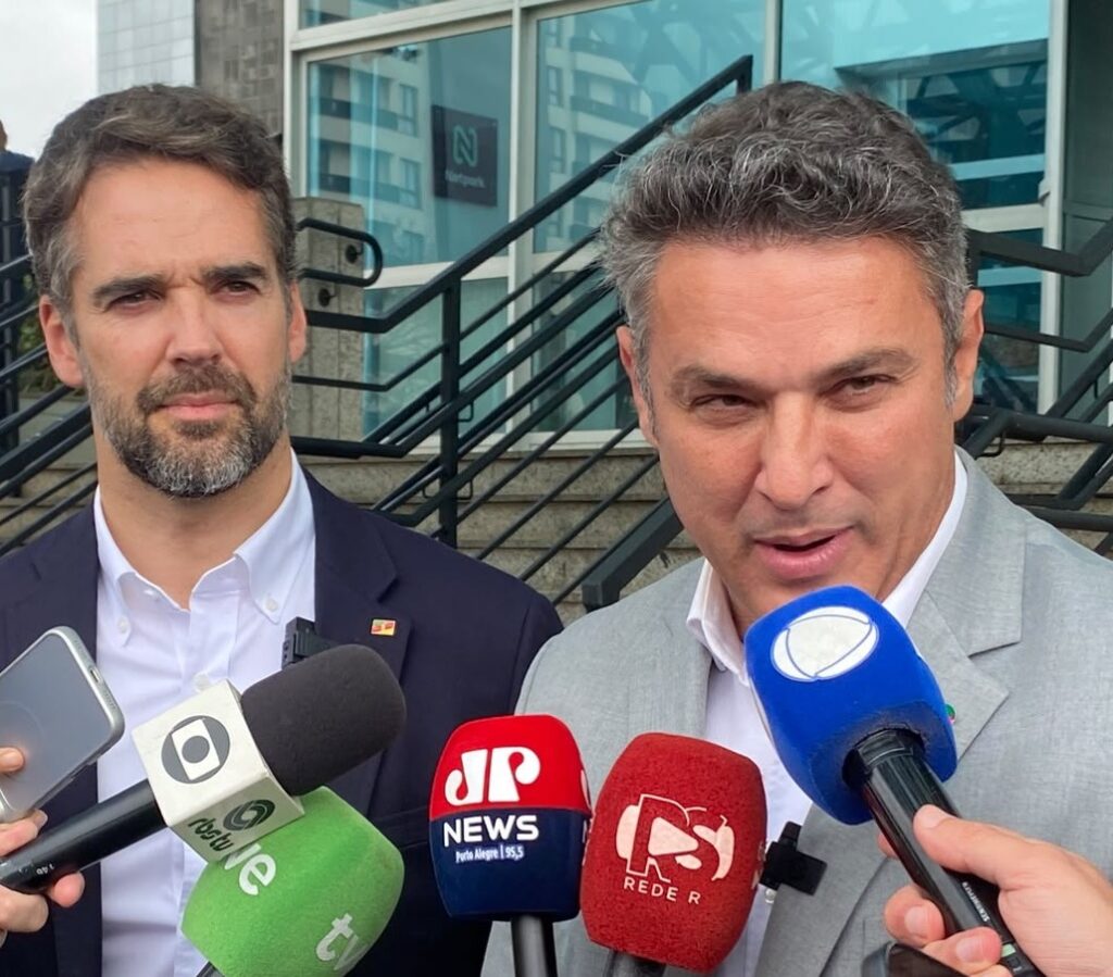 Eduardo Leite e Luciano Zucco na inauguração de escritório de transição - Foto: Marcel Horowitz / Rádio Guaíba