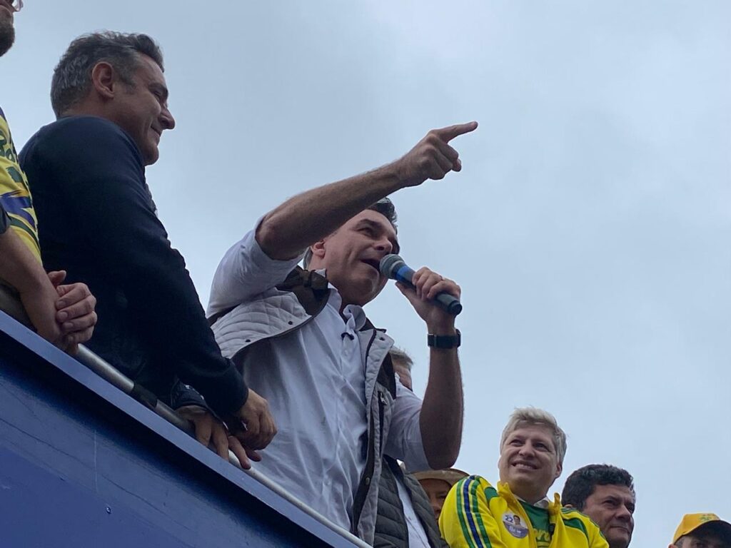Campanha de Flávio Bolsonaro no bairro Sarandi, em Porto Alegre - Foto: Marcel Horowitz / Rádio Guaíba