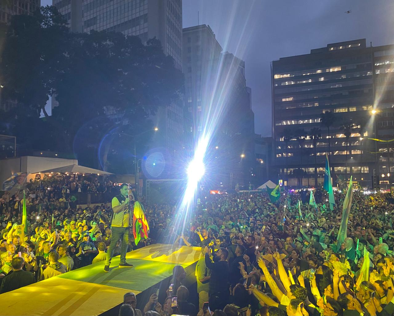 Flávio Bolsonaro em comício no Largo Glênio Peres, em Porto Alegre - Foto: Marcel Horowitz / Rádio Guaíba