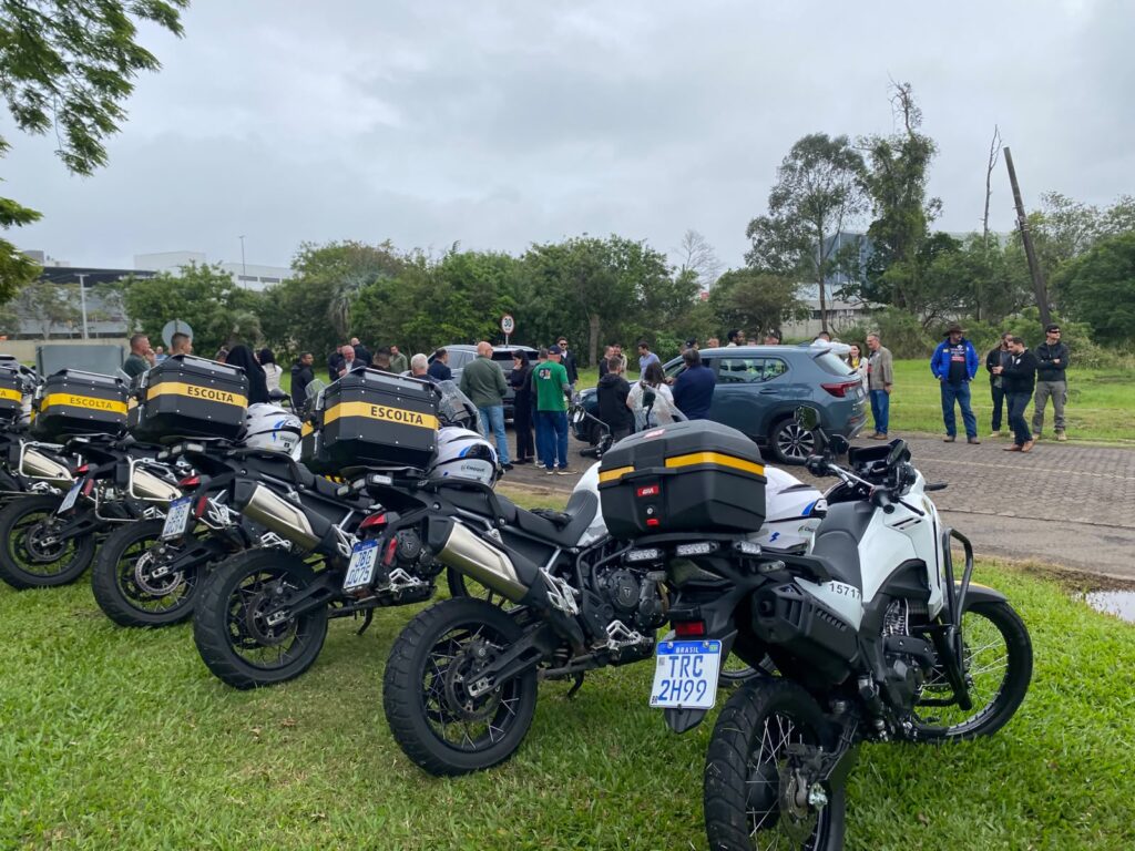 Motocicletas da escola de Flávio Bolsonaro em Porto Alegre - Foto: Marcel Horowitz / Rádio Guaíba 